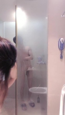 调教不听话的骚妇，全程露脸丝袜女仆情趣诱惑，各种舔鸡巴洗澡诱惑，主动上位爆草抽插，浪叫不断淫语连篇 截图11