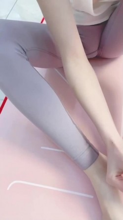 刚练完瑜伽的淫荡小嫂子 ️迫不及待和小叔子做爱 一边操嫂子一边跟闺蜜通电话吓得语无伦次 截图3