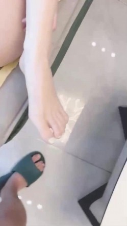 刚练完瑜伽的淫荡小嫂子 ️迫不及待和小叔子做爱 一边操嫂子一边跟闺蜜通电话吓得语无伦次 截图15