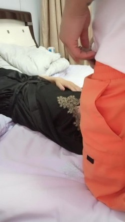 用了半年时间把妻子的嫂子哄上了床 有点不好意思扭扭捏捏的 截图4