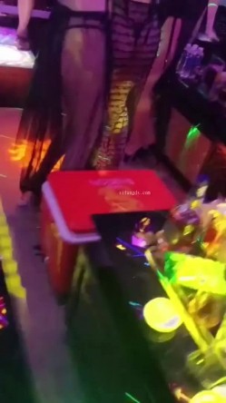 很不正规的极品【暗黑KTV】集合！都是高质量的公主女神，直接在KTV包间里尺度非常惊人！ 截图1