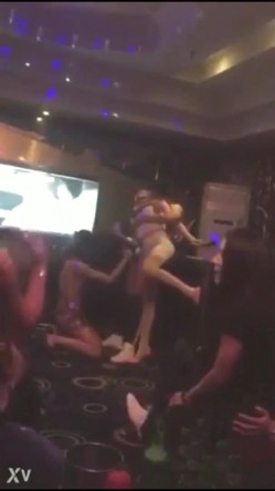 很不正规的极品【暗黑KTV】集合！都是高质量的公主女神，直接在KTV包间里尺度非常惊人！ 截图5