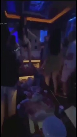 很不正规的极品【暗黑KTV】集合！都是高质量的公主女神，直接在KTV包间里尺度非常惊人！ 截图7