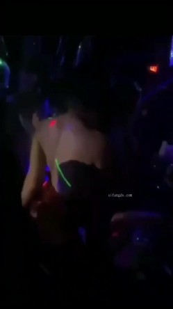 很不正规的极品【暗黑KTV】集合！都是高质量的公主女神，直接在KTV包间里尺度非常惊人！ 截图11
