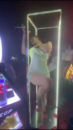 很不正规的极品【暗黑KTV】集合！都是高质量的公主女神，直接在KTV包间里尺度非常惊人！ 截图12