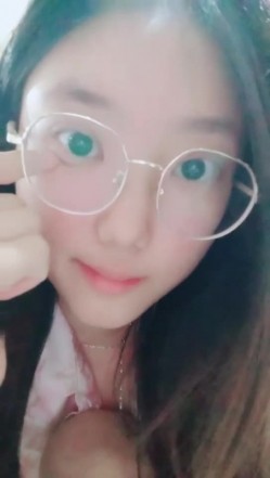 【安安宝贝】，清纯眼镜学妹，暑假在家偷偷播，看着外表是个乖乖女，脱光了骚气逼人 截图2