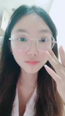 【安安宝贝】，清纯眼镜学妹，暑假在家偷偷播，看着外表是个乖乖女，脱光了骚气逼人 截图3