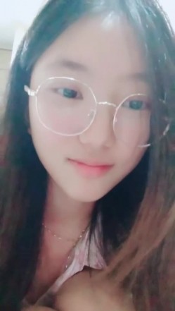 【安安宝贝】，清纯眼镜学妹，暑假在家偷偷播，看着外表是个乖乖女，脱光了骚气逼人 截图5