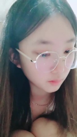 【安安宝贝】，清纯眼镜学妹，暑假在家偷偷播，看着外表是个乖乖女，脱光了骚气逼人 截图6