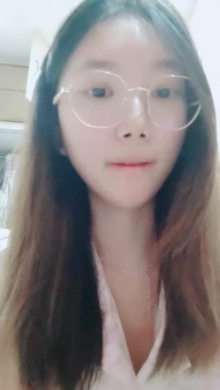 【安安宝贝】，清纯眼镜学妹，暑假在家偷偷播，看着外表是个乖乖女，脱光了骚气逼人 截图7