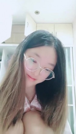 【安安宝贝】，清纯眼镜学妹，暑假在家偷偷播，看着外表是个乖乖女，脱光了骚气逼人 截图9