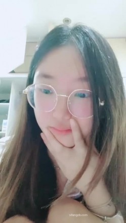 【安安宝贝】，清纯眼镜学妹，暑假在家偷偷播，看着外表是个乖乖女，脱光了骚气逼人 截图11