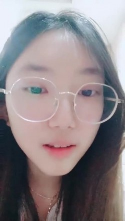 【安安宝贝】，清纯眼镜学妹，暑假在家偷偷播，看着外表是个乖乖女，脱光了骚气逼人 截图12