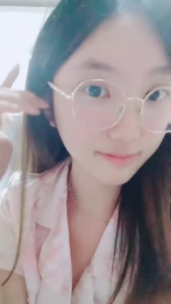 【安安宝贝】，清纯眼镜学妹，暑假在家偷偷播，看着外表是个乖乖女，脱光了骚气逼人 截图13