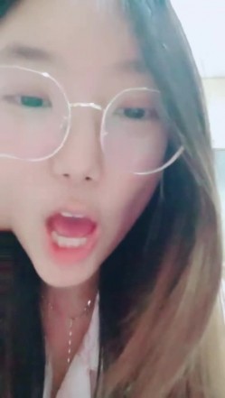【安安宝贝】，清纯眼镜学妹，暑假在家偷偷播，看着外表是个乖乖女，脱光了骚气逼人 截图14