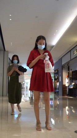 论坛VIP资源大师极限贴身CD超多漂亮小姐姐亮点多多各种骚丁露臀蕾丝骚内COSER美眉直接真空露逼 截图2