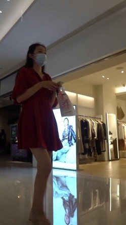 论坛VIP资源大师极限贴身CD超多漂亮小姐姐亮点多多各种骚丁露臀蕾丝骚内COSER美眉直接真空露逼 截图3