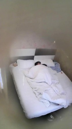 《监控破解》偷窥小伙带着火爆身材的女友开房啪啪 截图2