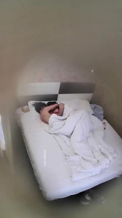 《监控破解》偷窥小伙带着火爆身材的女友开房啪啪 截图6