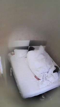 《监控破解》偷窥小伙带着火爆身材的女友开房啪啪 截图10