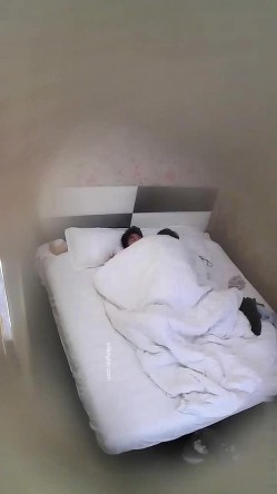 《监控破解》偷窥小伙带着火爆身材的女友开房啪啪 截图11