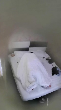 《监控破解》偷窥小伙带着火爆身材的女友开房啪啪 截图13