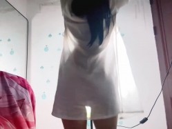 最新快手泄密！苗条清纯美女【小羊aa】门槛福利，裸舞，道具边插边喷，脸穴同框 截图8