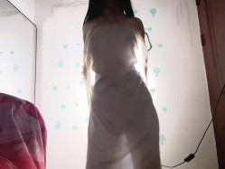 最新快手泄密！苗条清纯美女【小羊aa】门槛福利，裸舞，道具边插边喷，脸穴同框 截图12