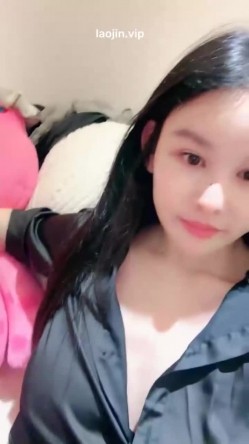 夏日傍晚，闹市上迈巴赫里车震，【纯情美少女】，美乳粉穴，无套内射，完美露脸的小荡妇一个 截图3