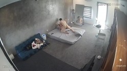 黑客破解家庭网络摄像头偷拍住毛坯房的年轻情侣疯狂做爱有时一天做爱几次 截图13
