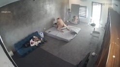 黑客破解家庭网络摄像头偷拍住毛坯房的年轻情侣疯狂做爱有时一天做爱几次 截图14