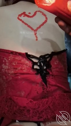 乱伦大神【爱玩求虐的婶婶】钻石贴，婶婶给我舔脚好舒服，母狗发起骚来还啃起来了 截图2