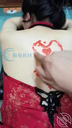 乱伦大神【爱玩求虐的婶婶】钻石贴，婶婶给我舔脚好舒服，母狗发起骚来还啃起来了 截图3