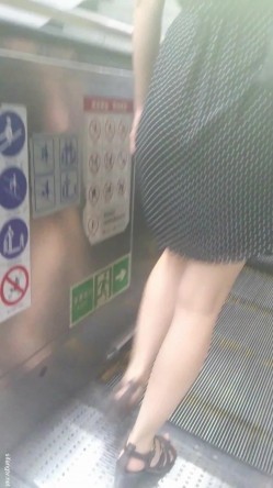 商场圈尾随抄底系列 个个都是裙装极品小姐姐 截图6