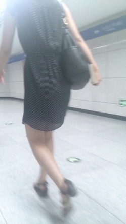商场圈尾随抄底系列 个个都是裙装极品小姐姐 截图14