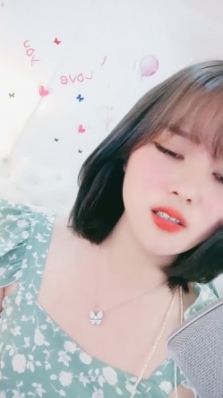 短发美女初下海！大红唇甜美长相！拨开珍珠内裤假屌猛捅，爽的流出白浆，娇喘呻吟好听 截图6
