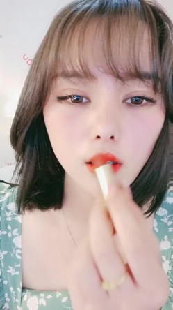 短发美女初下海！大红唇甜美长相！拨开珍珠内裤假屌猛捅，爽的流出白浆，娇喘呻吟好听 截图11