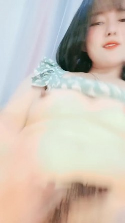 短发美女初下海！大红唇甜美长相！拨开珍珠内裤假屌猛捅，爽的流出白浆，娇喘呻吟好听 截图16