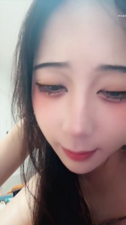 【菠萝吹吹】小兔子张张! 纯欲母狗校花 奶子很正圆而美 性感开档情趣服 主动吃鸡无套啪啪 内射 截图4
