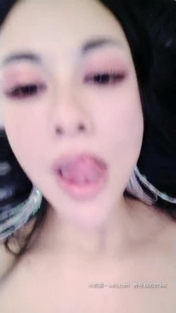 高端会所女技师撅着屁股给狼友看着骚逼伺候大哥，胸推漫游深喉大鸡巴舔菊花真骚，让大哥直接射她嘴里 截图9