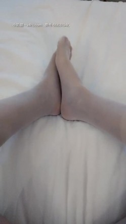 高端会所女技师撅着屁股给狼友看着骚逼伺候大哥，胸推漫游深喉大鸡巴舔菊花真骚，让大哥直接射她嘴里 截图12