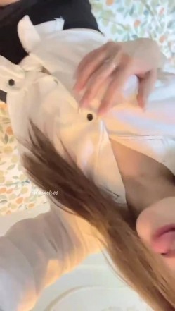 快手泄密！高颜值御姐【叶子姐姐】极骚露脸福利，裸舞自慰，各种场地户外啪啪 截图1