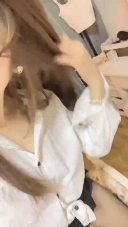 快手泄密！高颜值御姐【叶子姐姐】极骚露脸福利，裸舞自慰，各种场地户外啪啪 截图4