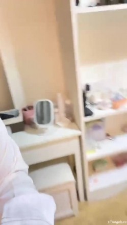快手泄密！高颜值御姐【叶子姐姐】极骚露脸福利，裸舞自慰，各种场地户外啪啪 截图7