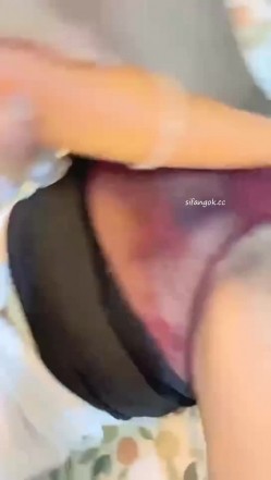快手泄密！高颜值御姐【叶子姐姐】极骚露脸福利，裸舞自慰，各种场地户外啪啪 截图10