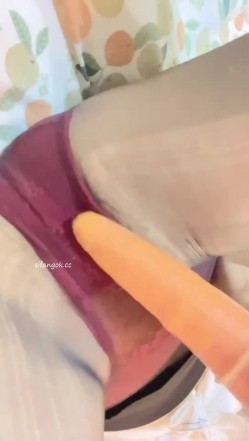 快手泄密！高颜值御姐【叶子姐姐】极骚露脸福利，裸舞自慰，各种场地户外啪啪 截图15