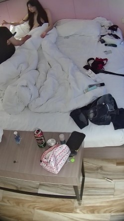 公寓酒店 都是周末出来开房的野鸳鸯 睡醒给男人先操嘴后操逼 然后吃点东西 又被男人抠逼 再打一炮 截图7