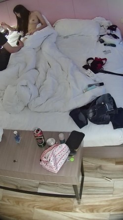 公寓酒店 都是周末出来开房的野鸳鸯 睡醒给男人先操嘴后操逼 然后吃点东西 又被男人抠逼 再打一炮 截图8