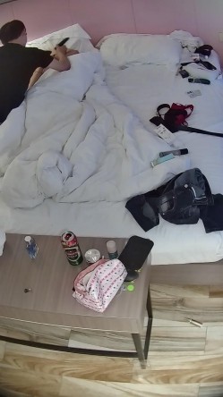 公寓酒店 都是周末出来开房的野鸳鸯 睡醒给男人先操嘴后操逼 然后吃点东西 又被男人抠逼 再打一炮 截图9