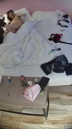 公寓酒店 都是周末出来开房的野鸳鸯 睡醒给男人先操嘴后操逼 然后吃点东西 又被男人抠逼 再打一炮 截图10